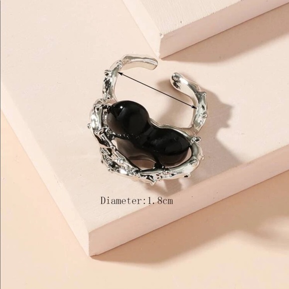 Black decor stone heart ring with silver vine - Picture 3 of 3